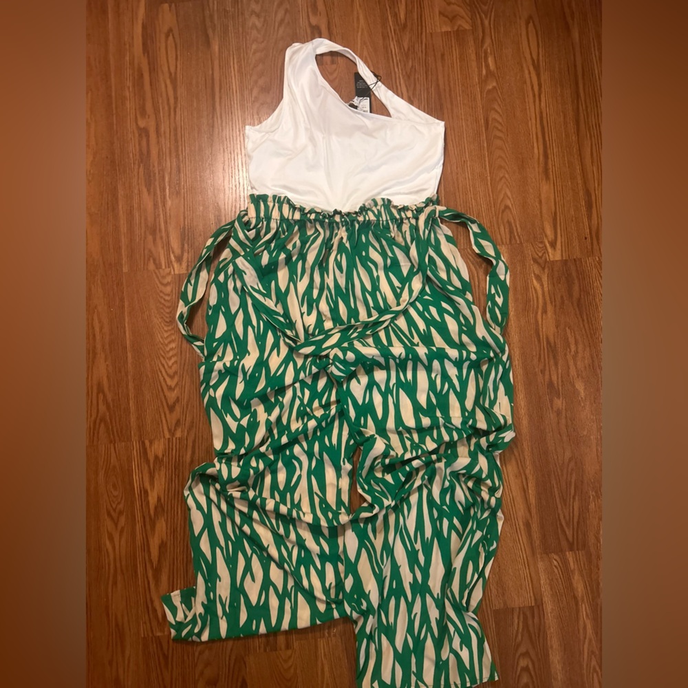 Fashion Nova Elegant White top/ patterned one piece jumpsuit. - Picture 4 of 8